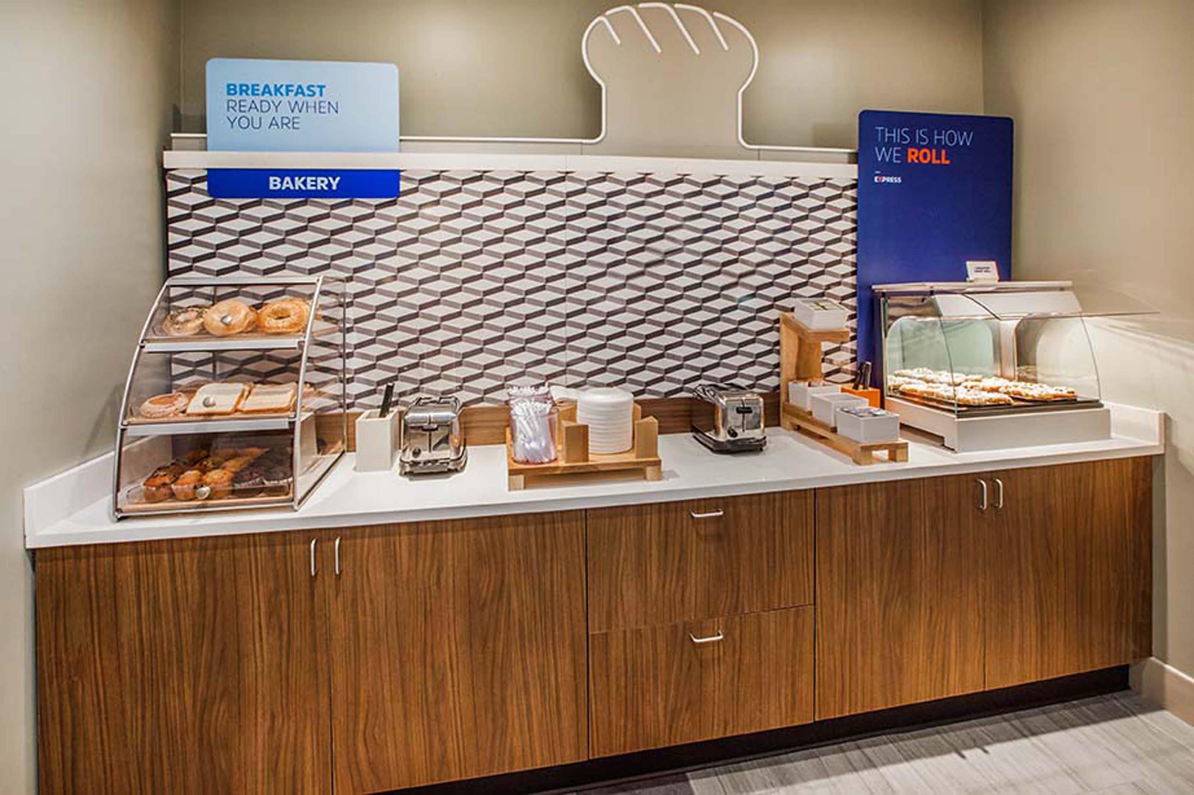 Express & Sw - Outlet Ctr Area By Ihg Hotel