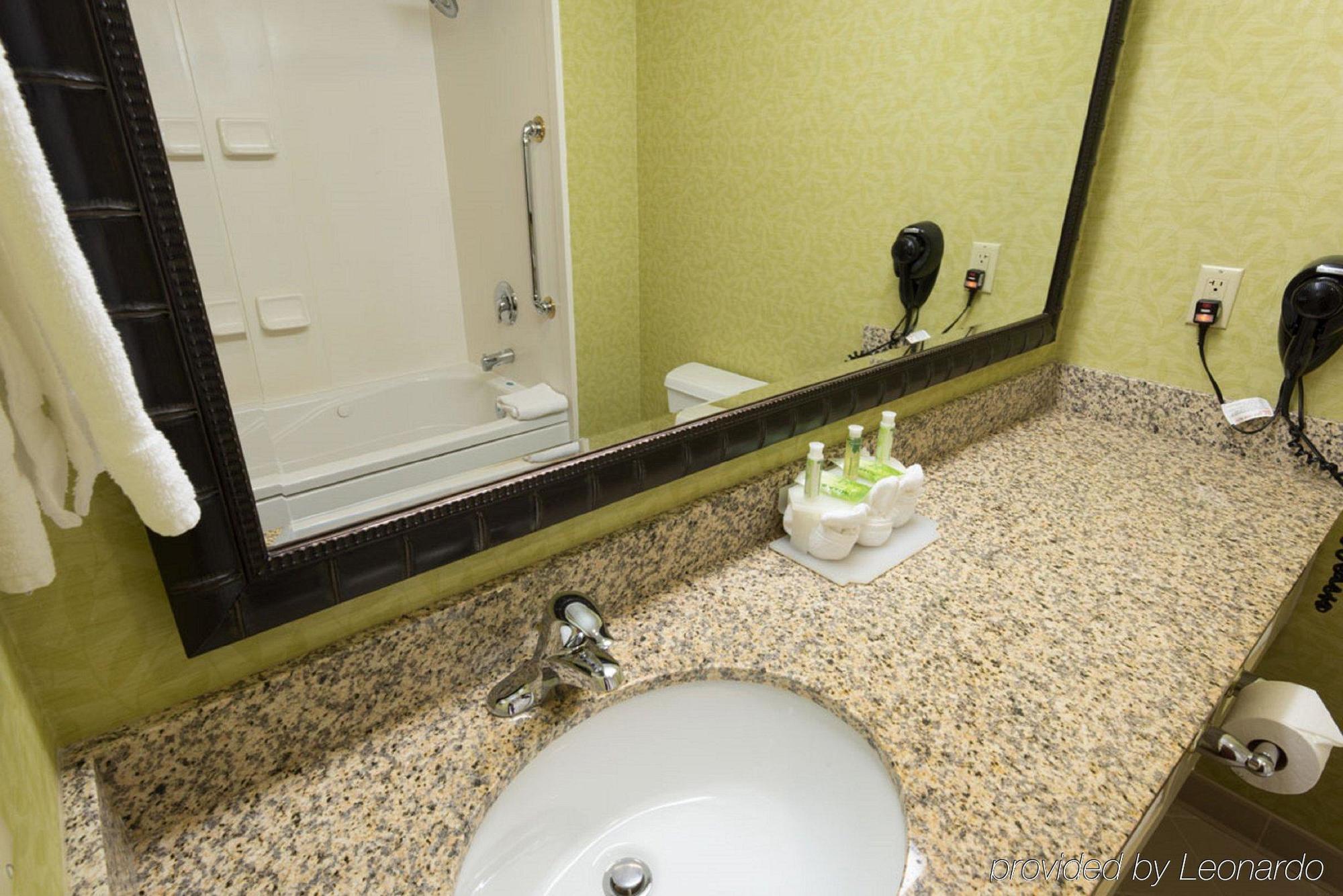 Hotel Express & Sw - Outlet Ctr Area By Ihg 2*