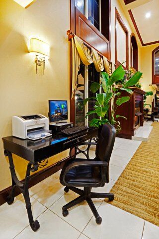 Express & Sw - Outlet Ctr Area By Ihg Hotel 2*