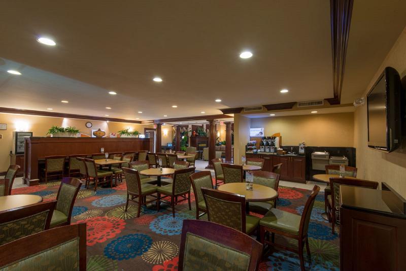 Express & Sw - Outlet Ctr Area By Ihg Hotel