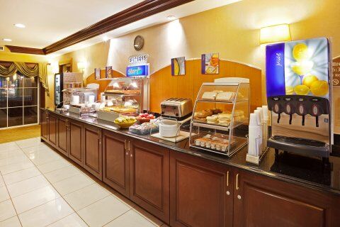 Hotel Holiday Express & Sw - Outlet Ctr Area By Ihg 2*